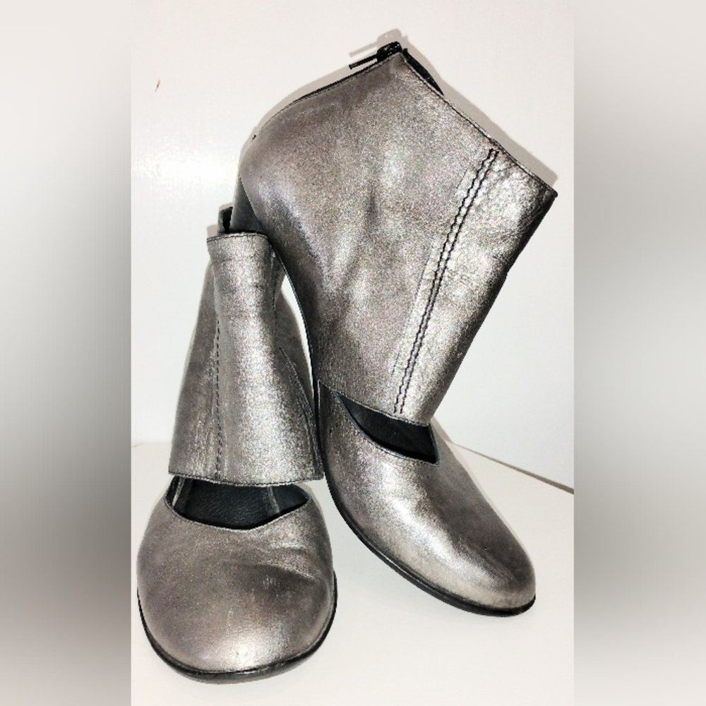 PEWTER SHIMMER BERNARDO HEELS